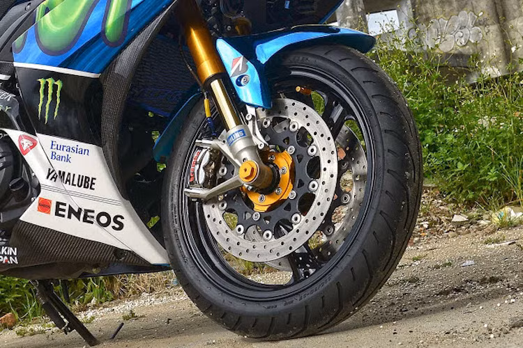 Ở phía trước, phuộc KYB nguyên bản của R3 đã được thay thế bởi phuộc USD từ Ducati 1098S, kèm theo heo Brembo RCS cho 2 phanh trước.
