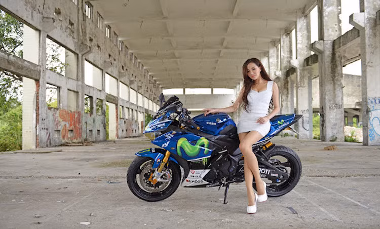 Sử dụng bộ khung nhẹ dạng kim cương với độ vững chắc cao, trọng lượng ướt của R3 chỉ đạt 166 kg. Cùng với chiều cao yên 780 mm, chiếc xe tỏ ra khá hợp với thể hình người châu Á.