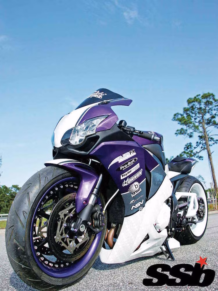 Khi ở cấp độ thấp nhất, chiếc CBR1000RR có "thế" đầy dữ dằn và mạnh mẽ, tương tự những chiếc xe đua drag chuyên nghiệp.