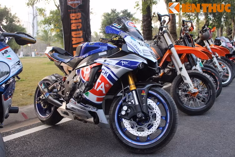 Yamaha R1 thế hệ mới nhất cũng có mặt với dàn áo dán tem đấu "không đụng hàng", phía sau là một dàn xe địa hình của KTM.
