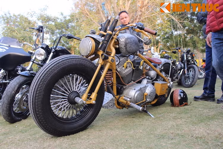 Một chiếc Harley-Davidson độ đầy nghệ thuật với lớp vỏ "chạm trổ" các hoa văn nghệ thuật và cơ cấu phuộc trước "giò gà" springer.