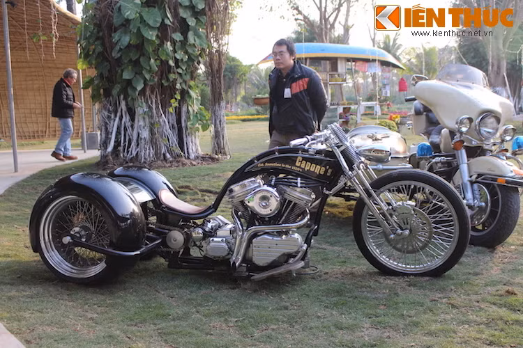 Môtô 3 bánh "siêu độc" Capone Street Rod, với động cơ V-Twin 120 mã lực mạnh mẽ. Được đặt tên theo ông trùm gangster Al Capone, hãng xe Capone ở Shelbyville, Mỹ do Scott Fuchs - một người ddam mê xe độ chopper thành lập.
