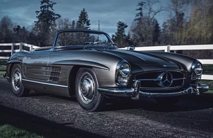 1958 Mercedes-Benz 300 SL Roadster - 1,265 triệu USD: Sau khi được phục chế lại hoàn toàn vào năm 2013, chiếc 300SL Roadster này có thể đạt tốc độ tối đa 220 km/h.