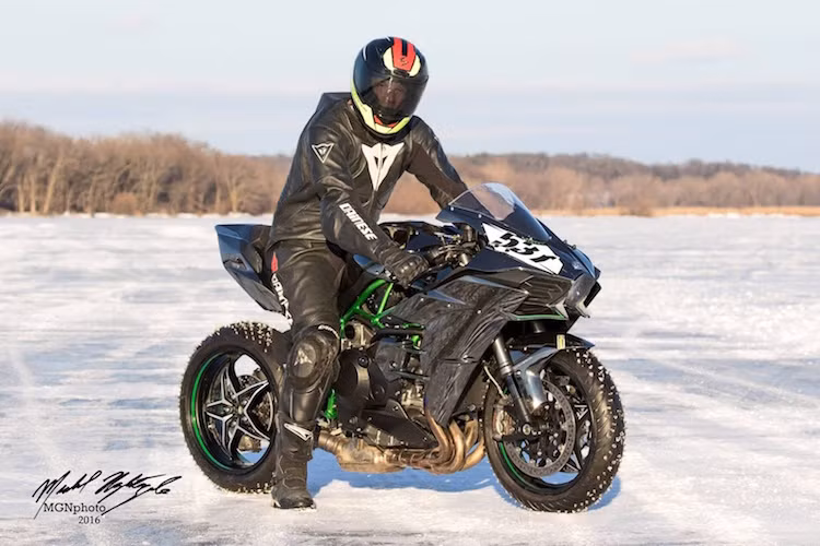 Cecil Myers - một tay đua tới từ Wisconsin - Mỹ cùng với chiếc siêu môtô Kawasaki H2 hiện đang tập luyện để có thể phá kỷ lục tốc độ nhanh nhất trên băng khi "bốc đầu".