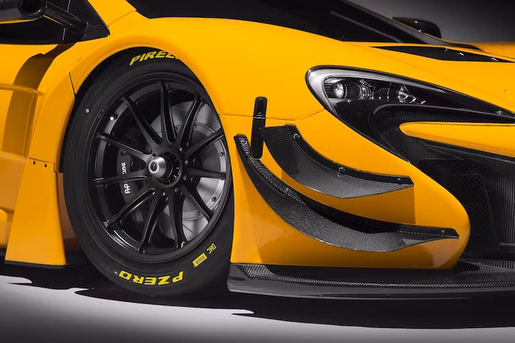 So với phiên bản thường, chiếc xe được trang bị bộ widebody khí động học với các cánh gió bằng sợi carbon, cùng với các khe hút gió mới trên nắp ca-pô. Với bộ widebody mới, những chiếc lốp đua trơn có thể được lắp vừa với thân xe.