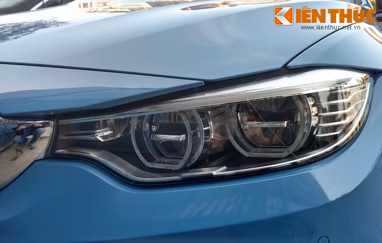 Chiếc M4 màu xanh Yas Marina Blue đã được chủ xe đặt hàng tùy chọn đèn pha thích ứng LED với công nghệ Cornering Lights cho phép thay đổi góc chiếu và cường độ chiếu sáng dựa vào tốc độ xe và góc lái.