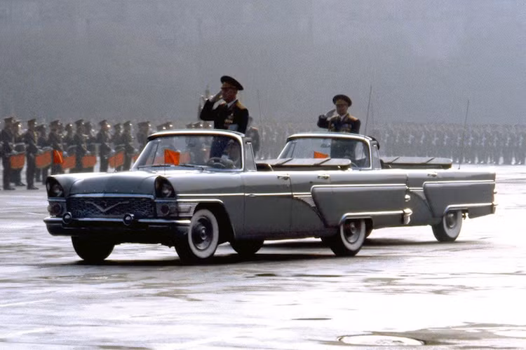Trước đây Thủ tướng Cuba Fidel Castro cũng sử dụng một chiếc Chaika 13 do Tổng bí thư Liên Xô Nikita Khrushchev tặng. Do có số lượng sản xuất khá ít và chỉ dành cho những nhân vật đặc biệt nên hiện nay, những chiếc Chaika vẫn được các nhà sưu tập "săn lùng".