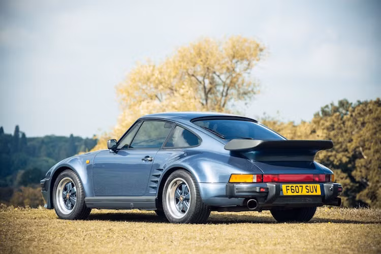 Trong khi đó, chiếc xe màu xanh còn lại chính là chiếc cuối cùng được Porsche chế tạo và nhập khẩu vào Anh. Cả 2 chiếc xe này đều được gìn giữ trong tình trạng hoàn hảo và mới chạy được khoảng 52-53.000 km.