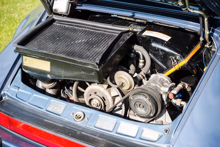 Chiếc 911 Turbo Flatnose cuối cùng thậm chí còn được chủ xe gửi tới hãng độ Ruf "chuyên trị" Porsche để tiếp tục nâng công suất, khiến chiếc xe có thể đạt 450 mã lực và dễ dàng "giết chết" những "tay lái non".