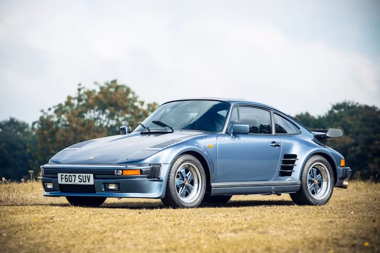 Kể từ năm 1986 tới năm 1989, đã có tổng cộng 50 chiếc 911 Turbo Flatnose được chế tạo dành riêng cho thị trường Anh. 2 chiếc xe mà các bạn đang thấy trong bài viết là chiếc đầu tiên và chiếc cuối cùng nằm trong series Flatnose đặc biệt này.