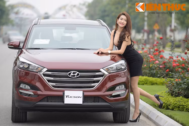 Hyundai Tucson tại Việt Nam hiện đang được bán với giá niêm yết từ 925 triệu đồng cho phiên bản thường và 995 triệu đồng cho bản có đầy đủ các tiện nghi.