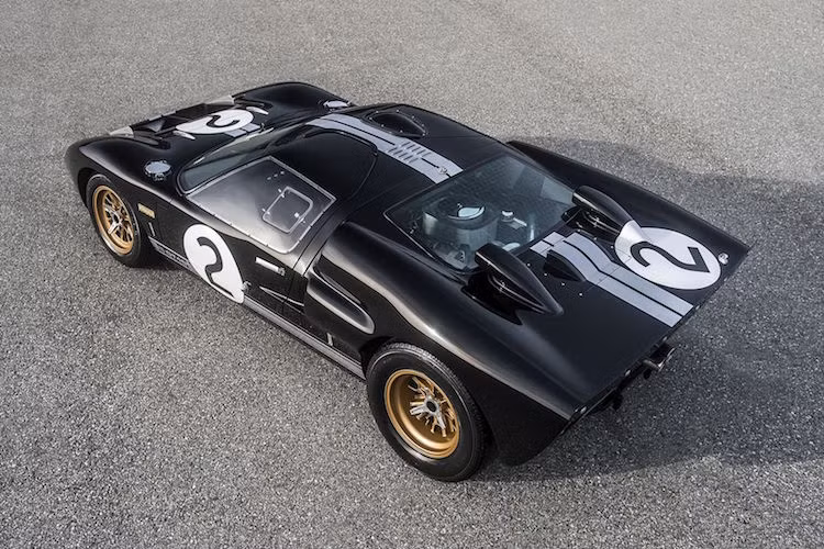 Xe sẽ được bán với 3 màu giống như những chiếc Ford GT40 đấu tại giải Le Mans năm xưa, bao gồm màu đen với sọc trắng giống xe của tay đua Bruce McLaren, xanh sọc trắng giống xe của Ken Miles và đỏ sọc trắng của Dan Gurney.