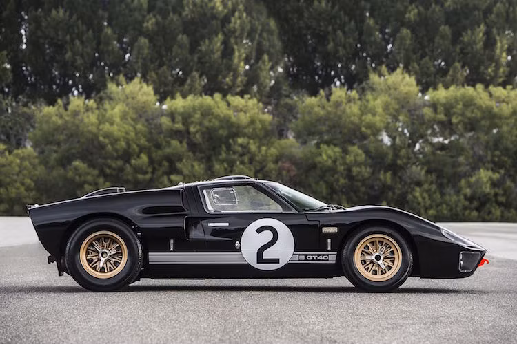 Vào thập niên 60, Ford đã bỏ ra hàng triệu USD để tìm cách mua lại Ferrari. Tuy nhiên vào phút cuối, thương vụ này đã "đổ bể". Quá bực tức, Henry Ford II đã quyết định tạo ra một chiếc xe đua ưu việt, có thể đánh bại được Ferrari ngay trong giải Le Mans - “sân chơi” mà họ đang thống lĩnh.