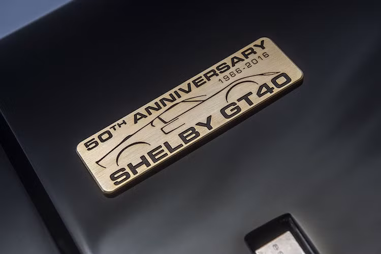 Sẽ chỉ có tổng cộng 20 chiếc Shelby GT40 sẽ được chế tạo trong năm nay, mỗi chiếc xe sẽ được gắn logo mạ vàng kỷ niệm 50 năm trên vè trước để khẳng định sự đặc biệt.