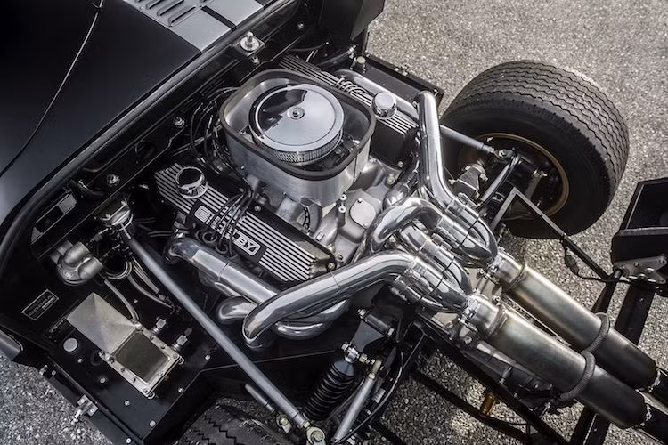 Nằm ở phía sau khoang lái của Shelby GT40 là khối động cơ V8 427FE 7.0l nạp khí tự nhiên thông qua chế hòa khí, tương tự như Ford GT40. Ngoài ra, khách hàng cũng có thể mua sẵn thân xe và lắp động cơ tùy ý thích.