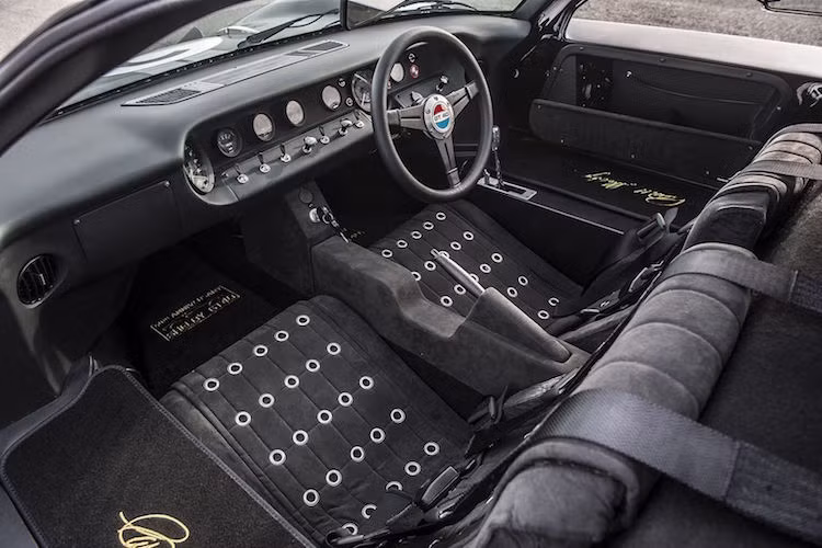 Nhằm giữ cho chiếc xe gần với Ford GT40 nguyên bản nhất có thể, Shelby cũng giữ nguyên cấu hình tay lái nghịch và hộp số sàn cho xe.