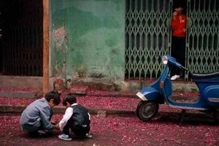Ngoài Honda Dream, còn xuất hiện những chiếc "xế sang" của thương hiệu Italia là những chiếc xe Vespa. Thời điểm này, một chiếc xe máy có giá trị bằng cả một khối tài sản lớn, có thể đổi được lấy cả 1-2 căn nhà.