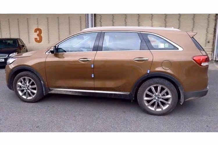 Là một sự "lột xác" so với thế hệ cũ, Sorento 2016 sở hữu ngoại hình khác biệt và đầy hấp dẫn với các chi tiết như đèn pha sắc sảo, lưới tản nhiệt "mũi hổ" với vân lưới dạng kim cương 3 chiều và các mảng thân xe "cơ bắp".