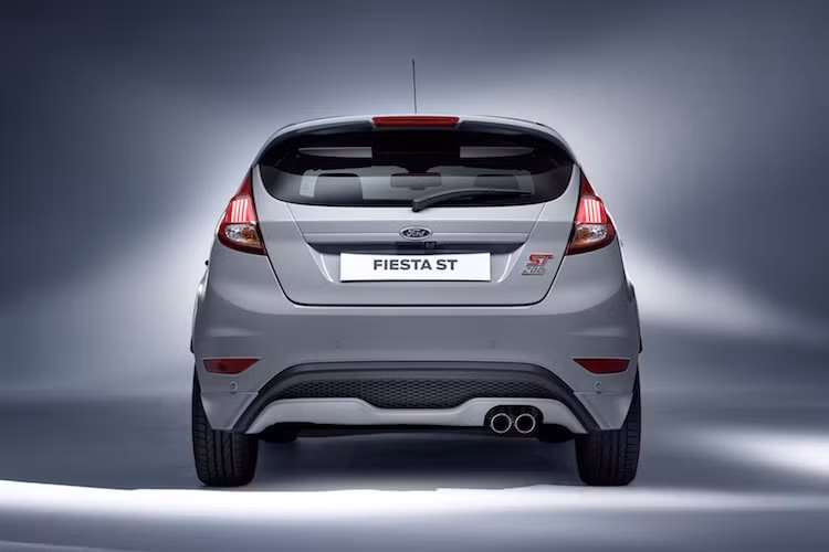 Dù vẫn trang bị động cơ tăng áp EcoBoost 1.6l như Fiesta ST nhưng nhờ có áp suất turbo tăng 15%, Fiesta ST200 đã được nâng công suất lên thành 200PS (197 mã lực) và mô-men xoắn cực đại 290 Nm. Hộp số sàn 6 cấp cũng được thay đổi tỉ số truyền, giúp xe có thể tăng tốc 0-100 km/h trong 6,7 giây và tốc độ tối đa 230 km/h.
