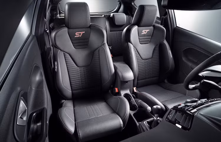 Ghế thể thao Recaro Charcoal thêu chỉ trắng tương phản và bậc lên xuống có logo chiếu sáng là những đặc điểm chỉ xuất hiện trên phiên bản ST200 này.