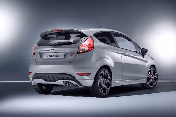 Để khiến chiếc xe nổi bật hơn nữa, Ford đã sơn lại ST200 trong tông màu xám Storm Grey đặc biệt, chỉ có ở trên phiên bản thể thao này.