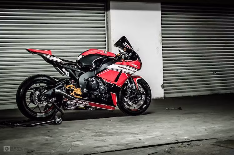 Đội ngũ phát triển CBR1000RR cũng chính là những người đứng sau xe đua tại giải MotoGP của Honda. Chính vì vậy, chiếc xe được trang bị nhiều công nghệ từ chiếc xe đua RC211V như gắp sau dài, phuộc Unit Pro-Link, hệ thống phun nhiên liệu 2 chế độ...