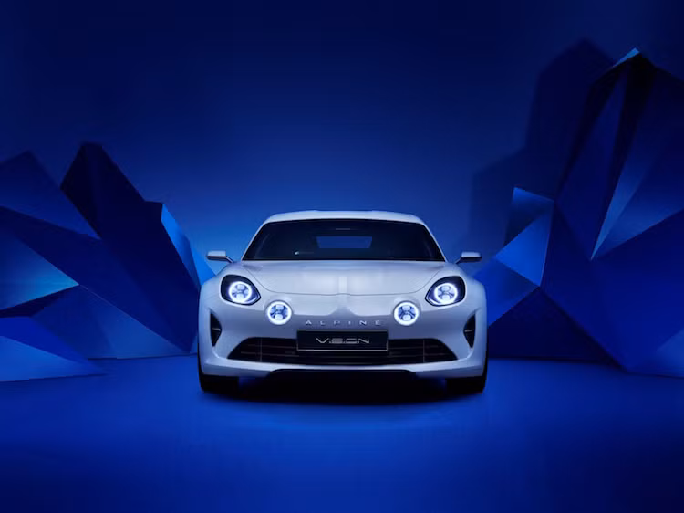 Ngay từ cái nhìn đầu tiên, có thể thấy ngay rằng Vision Concept là "hậu duệ" của Alpine A110 với cặp đèn trợ sáng ngay cạnh đèn pha và đường gân nổi cắt đôi nắp ca-pô chạy từ cản trước.