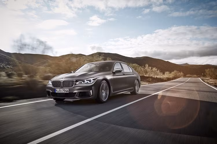 Không chỉ mạnh mẽ, M760Li xDrive còn có khả năng điều khiển chính xác và thể thao hơn nhờ được trang bị sẵn gói tùy chọn Executive Drive Pro với hệ thống treo chủ động và phanh M-Sport với đĩa đường kính 19 inch.