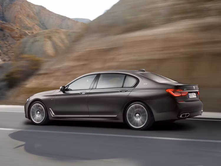 Thời điểm bán ra và giá của M760Li xDrive chưa được công bố, nhưng xét tới cách đặt giá dành cho các dòng xe của BMW hiện nay, phiên bản siêu sang thể thao mới có thể lên tới 150.000 USD.