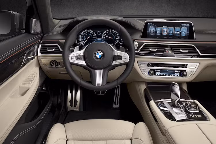 Bên trong nội thất của M760Li xDrive cũng được nâng cấp với các chi tiết ốp từ bộ phận đặt hàng riêng BMW Individual, logo V12 ở bệ điều khiển trung tâm và tay lái thể thao. Tuy nhiên trên phiên bản Excellence, tay lái của xe vẫn là loại thường.