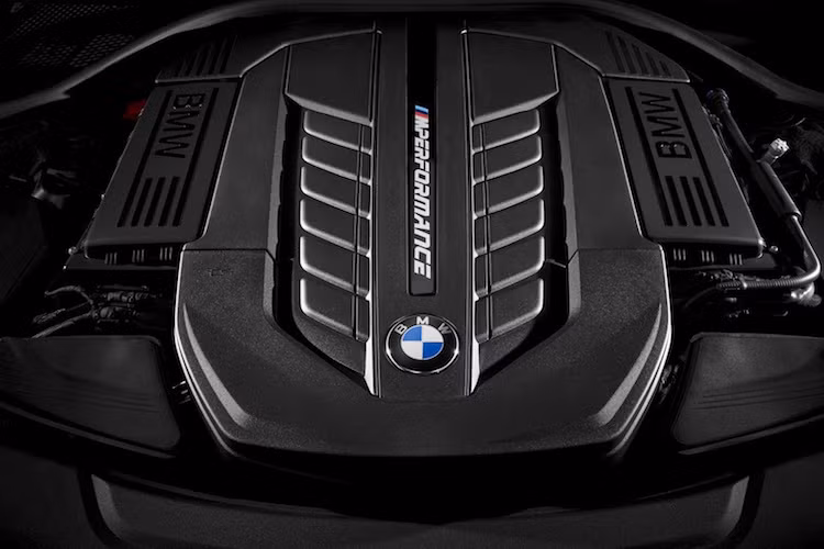 M760Li xDrive được trang bị động cơ V12 6.6l tăng áp kép với công suất tối đa 592 mã lực và mô-men xoắn cực đại 800 Nm. Đây là khối động cơ đã từng xuất hiện trên siêu xe sang Rolls-Royce Ghost.