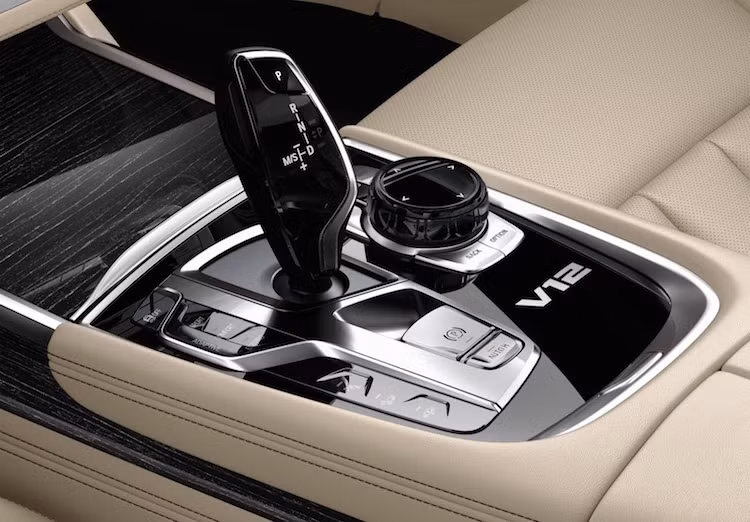 Động cơ này được kết hợp với hộp số tự động 8 cấp M-Tuned và hệ dẫn động 4 bánh xDrive, giúp M760Li có thể đạt 0-100 km/h chỉ sau 3,9 giây - nhanh hơn chiếc M5 hiện nay tới 0,4 giây và tốc độ tối đa giới hạn điện tử 250 km/h.
