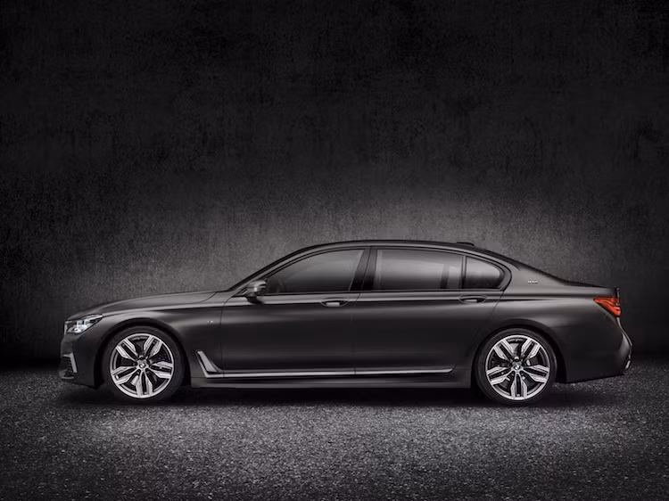 So với các phiên bản 7 Series thấp hơn, M760Li xDrive nổi bật nhờ có bộ bodykit thể thao tới tự bộ phận M-Performance.