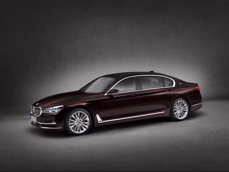 Ngoài ra BMW còn tung ra một phiên bản M760Li xDrive Excellence với ngoại hình gần như y hệt những chiếc 7 Series thường, không có các trang bị ngoại thất thể thao để khiến chiếc xe trông "nhã nhặn" hơn.