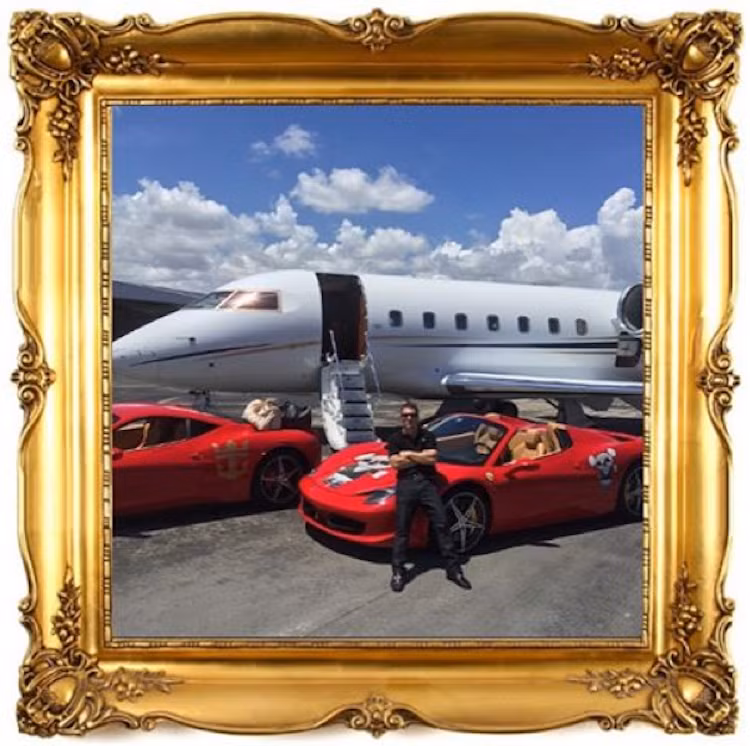 Một thiếu gia khác khoe "cặp đôi" Ferrari 458 Coupe - Spider và máy bay riêng.
