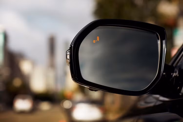 Danh sách các trang bị tiêu chuẩn vẫn tiếp tục kéo dài với camera lùi, đèn pha tự bật/tắt, gương chiếu hậu có sưởi và icon cảnh báo điểm mù, kết nối Bluetooth, nút điều khiển trên vô-lăng.