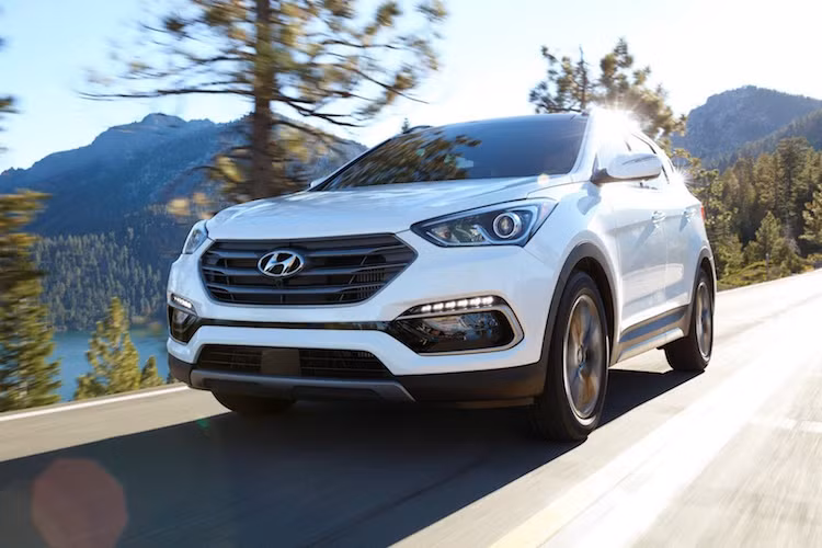 Được bán ở Mỹ dưới 2 phiên bản là Santa Fe 7 chỗ và Santa Fe 5 chỗ, cả 2 phiên bản của Hyundai Santa Fe 2017 đều có sự thay đổi nhẹ ở ngoại thất.