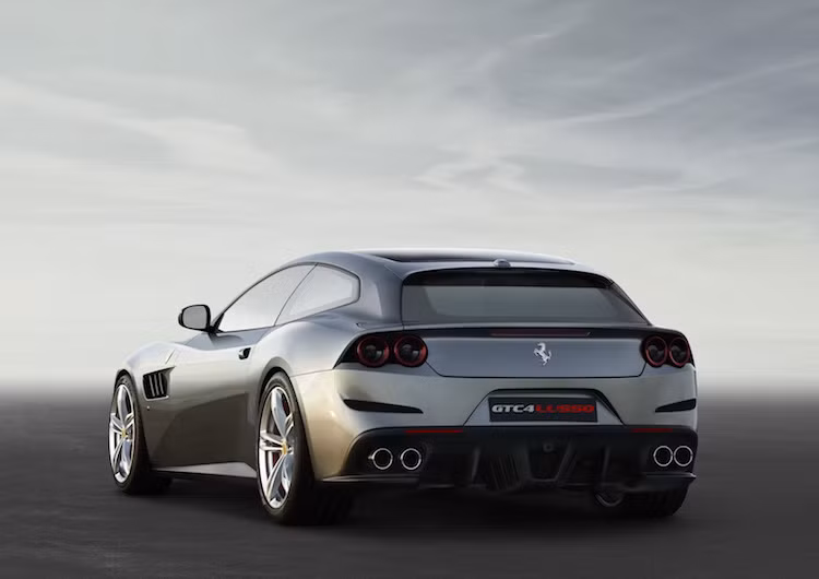 Vẫn sử dụng động cơ 6.3l V12 như Ferrari FF nhưng trên GTC4 Lusso, công suất động cơ đã được nâng từ 651 lên thành 680 mã lực, kèm theo mô-men xoắn cực đại 696 Nm.