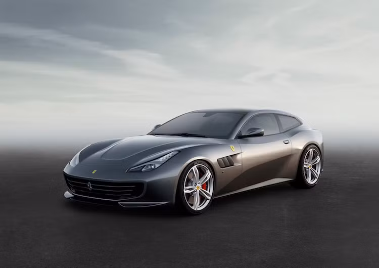 Giống như chiếc 458 và 488 GTB trước đây, Ferrari GTC4 Lusso được hãng siêu xe Ý coi là một model mới, mặc dù chiếc xe chỉ là phiên bản nâng cấp giữa vòng đời của dòng FF hiện tại.