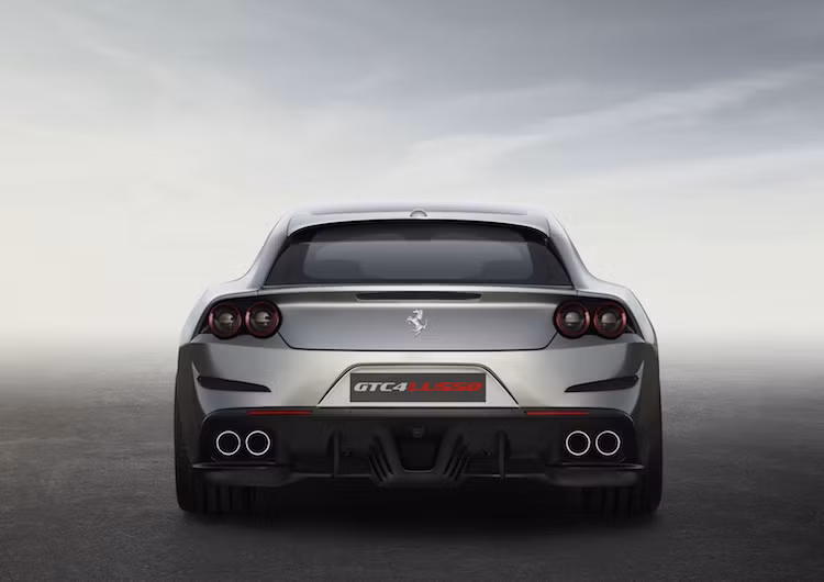 Bên cạnh tên gọi gợi nhớ về mẫu xe du lịch nổi tiếng 250 GT Berlinetta Lusso của Ferrari trong quá khứ, phần đuôi với cặp đèn hậu tròn kép cũng đã quay trở lại, không khỏi khiến những người yêu xe liên tưởng tới một dòng xe nổi tiếng khác là Ferrari 365 Daytona.