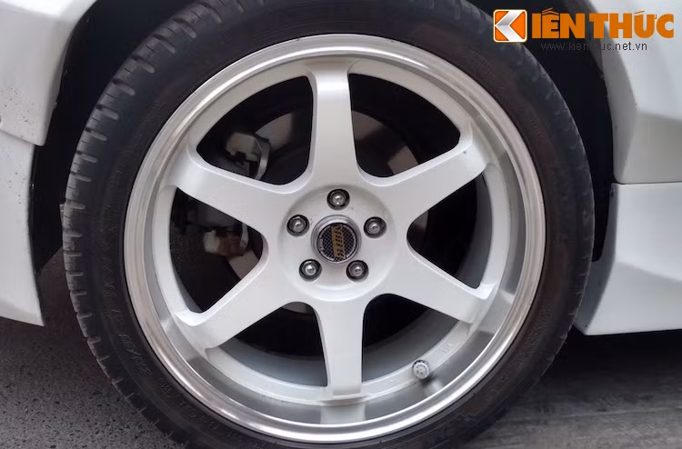 Ngoài gói widebody, chiếc xe còn sở hữu một bộ "đồ chơi" hấp dẫn khác là bộ mâm Volk TE37 18 inch với thiết kế 6 cánh nổi bật, được rất nhiều tay chơi lựa chọn để lắp cho các dòng xe Nhật.