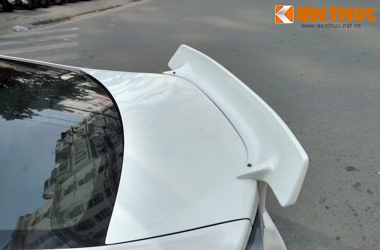 Trong khi đó trên phiên bản v2 mới nhất, cánh đuôi có dạng nẹp và thấp hơn nhiều, không làm cản trở tầm nhìn về phía sau của người lái khi đi trong phố.