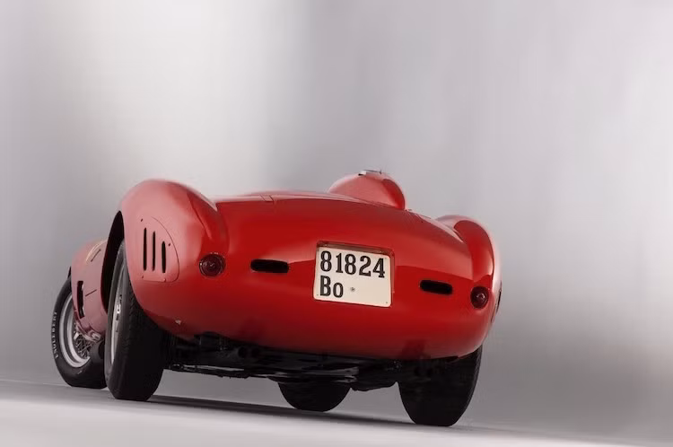 Chỉ có tổng cộng 4 chiếc siêu xe Ferrari 335S Scaglietti với động cơ 390 mã lực V12 được tạo ra. Tuy nhiên nhờ có một "quá khứ" huy hoàng, chiếc 335S Scaglietti này đã trở thành chiếc xe đắt nhất Thế giới ngày nay.