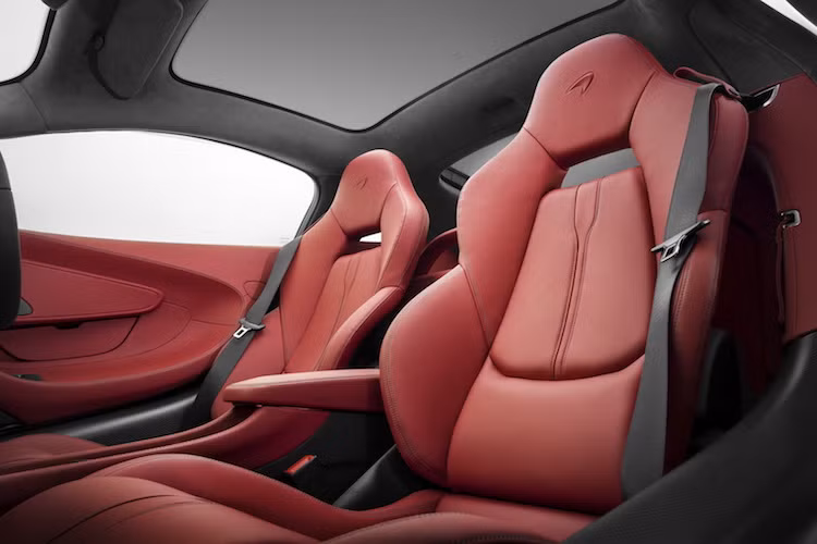 McLaren cũng tỏ ra rất tự hào về độ sang trọng mà 570S đem lại với nội thất gần như được bọc da cao cấp ở mọi nơi, các ghế ngồi có khả năng điều chỉnh điện với tính năng nhớ vị trí và sưởi. So với 570S, chiếc xe còn có cửa đóng êm hơn và pô nổ bé hơn.