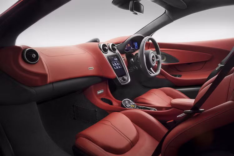 Nội thất của siêu xe 570GT được Mclaren thiết kế vừa sang trọng, vừa thể thao. Số nút bấm điều khiển được tối giản, các tính năng được tích hợp vào màn hình cảm ứng.