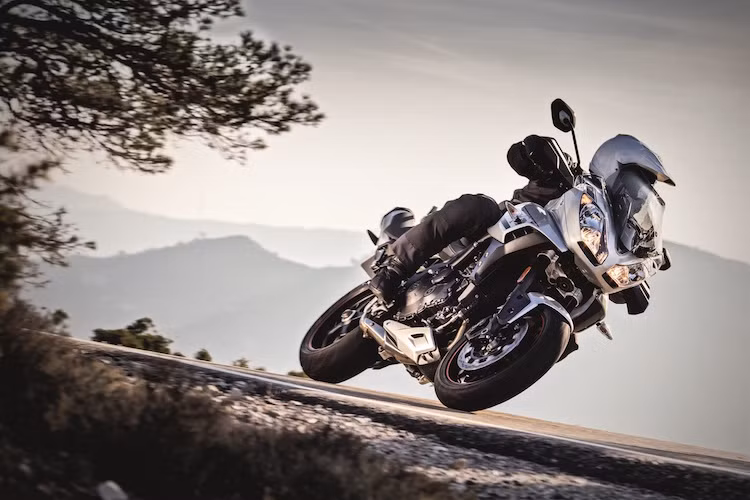 Ngoài ra, ống xả của Tiger Sport cũng đã được cải tiến và dàn để chân có độ ma sát tốt hơn. Cuối cùng, xe có thêm hai màu mới là đen mờ và bạc.