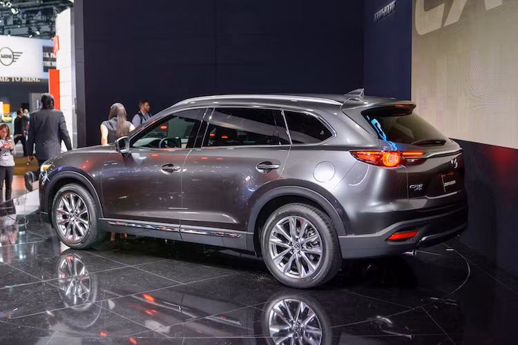 Nhờ có khung xe mới, trọng lượng của Mazda CX-9 thế hệ mới đã được giảm 90 kg trên phiên bản dẫn động cầu trước và 130 kg trên bản dẫn động 4 bánh, giúp các kỹ sư có thể tăng chiều dày cửa kính và giảm thiểu tiếng ồn.