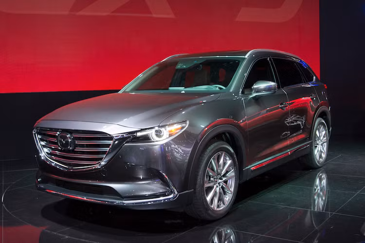 Ra mắt lần đầu từ tháng 11/2015, CX-9 thế hệ mới là một chiếc xe hoàn toàn khác biệt so với thế hệ cũ với kích thước ngắn hơn 30 mm, đạt 5065 mm nhưng lại có trục cơ sở dài hơn 55 mm.
