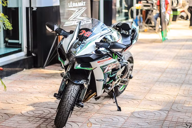 Dù đắt giá nhưng chiếc Kawasaki H2 này vẫn được chủ nhân lên tem đấu và trang bị thêm một số đồ chơi "hàng hiệu".