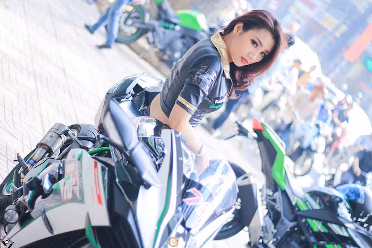 Tuy nhiên, Kawasaki đã buộc phải giới hạn xuống còn 200 mã lực trên H2 bản "đường phố" nhằm đảm bảo an toàn. Để có thể chịu nổi sức mạnh này, gắp đơn và bộ khung Trellis dạng thép ống đã được sử dụng. Với trọng lượng 238 kg, Kawasaki Ninja H2 có tỉ lệ giữa công suất/trọng lượng chỉ đạt 0,88 hp/kg.